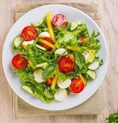 Una delle opzioni per una dieta a base di grano saraceno per un mese include l'uso di insalata di verdure