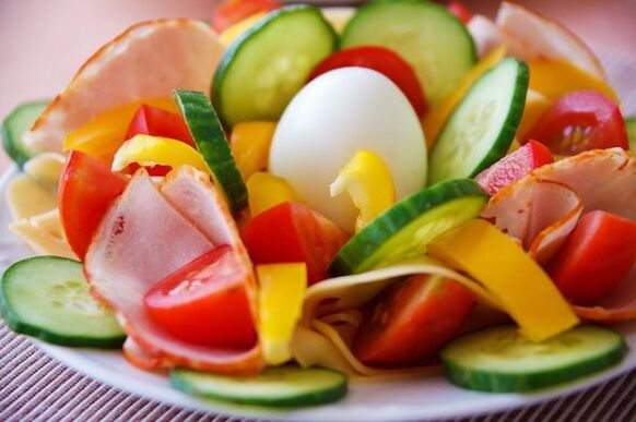 Insalata di verdure nel menu dietetico con uova e arancia per dimagrire
