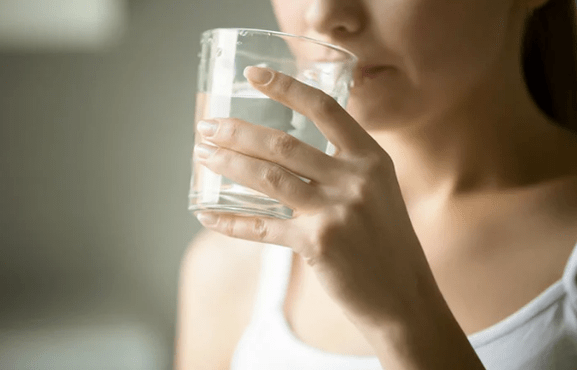 Bevi la tua norma d'acqua per la giornata