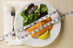 Pesce con insalata per dimagrire con una dieta proteica