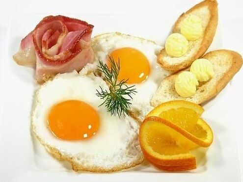 uova fritte con pancetta come alimento proibito per la gastrite