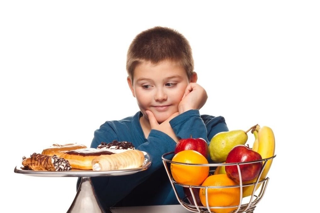 Eliminare i cibi zuccherini malsani dalla dieta di un bambino a favore della frutta